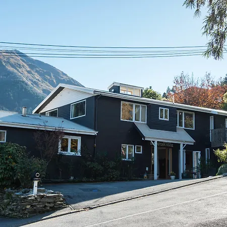 Queenstown House Bed & Breakfast And Apartments-3